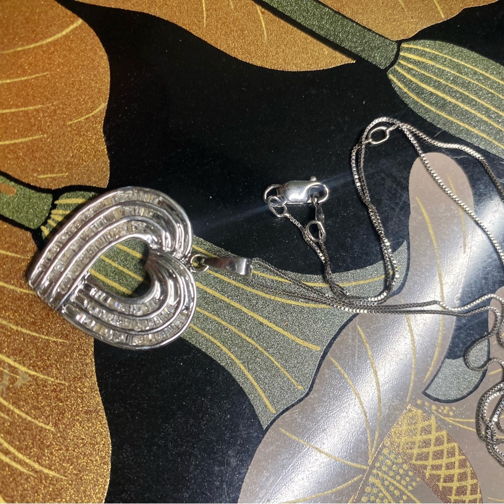 10k White Gold and Diamonds Heart Pendant Necklace